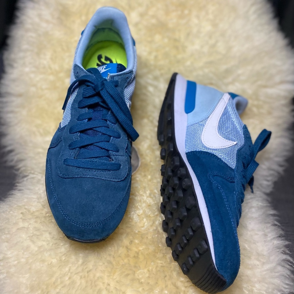 Nike sneakers women’s size 7
